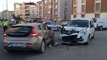 Sivas’ta otomobiller çarpıştı: 3’ü çocuk 6 yaralı
