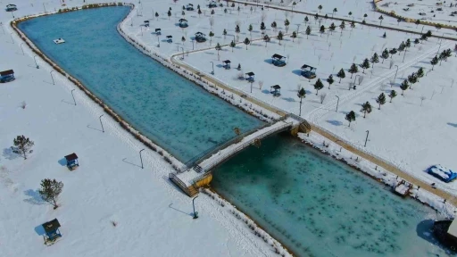 Sivas’ta soğuk havanın etkisiyle yapay gölet buz tuttu
