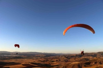 Sivas’ta yapılamaz denen yamaç paraşütü sporu, her geçen gün biraz daha yaygınlaşıyor
