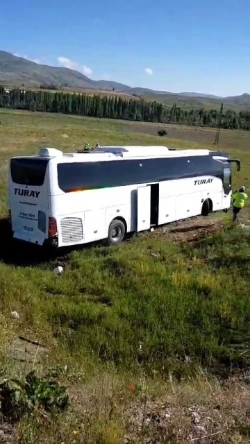 Sivas’ta yolcu otobüsü yoldan çıktı: 8 yaralı
