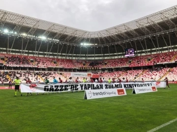 Sivasspor-Kasımpaşa maçı öncesi Filistin’e destek pankartı
