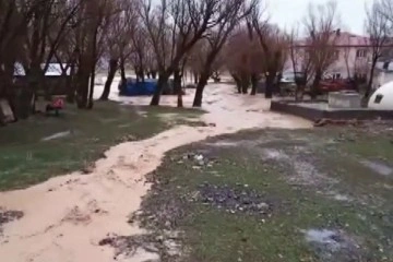 Sivas'ta tarım arazileri ve bahçeler sular altında kaldı