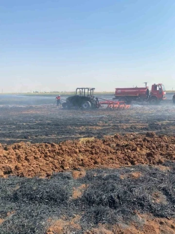 Siverek’te 300 dönümlük buğday tarlası ve bir traktör kül oldu

