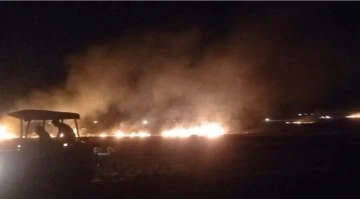 Siverek’te arazi yangınına köylüler traktörlerle müdahale etti