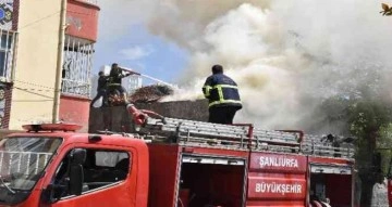 Siverek’te çatı yangını yürekleri ağza getirdi