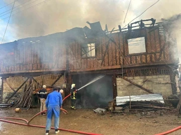 Sobadan çıkan yangın iki katlı ahşap evi küle çevirdi
