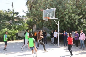 Sokak basketbolu turnuvasının top atışını Başkan Kaplan yaptı
