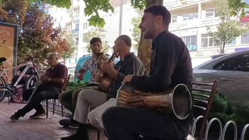 Sokak sanatçıları hem eğlendi hem eğlendirdi
