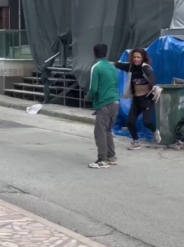 Sokakta kadınla erkeğin kavgası kamerada