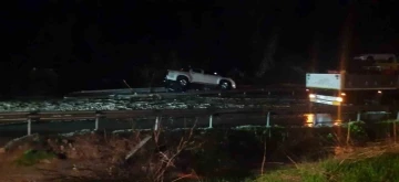 Söke’de sel suları yol kapattı, iki araç yol kenarında askıda kaldı
