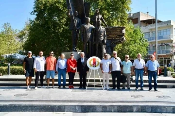 Sökeli Gazeteciler 24 Temmuz nedeniyle çelenk sundu
