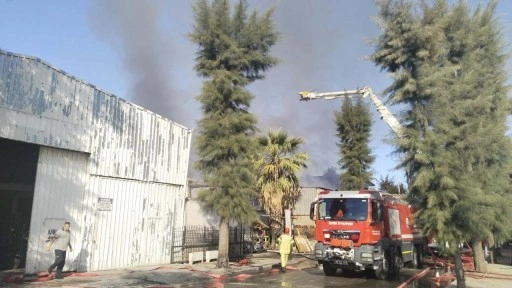 Son dakika: İzmir'de kimya fabrikasında yangın!