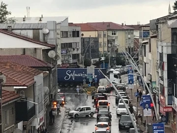 Sorumsuz tır şoförü trafiği kilitledi
