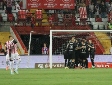 Spor Toto Süper Lig: FT Antalyaspor: 0 - Adana Demirspor: 1 (İlk yarı)
