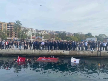 Su altında Türk bayrağı açtılar
