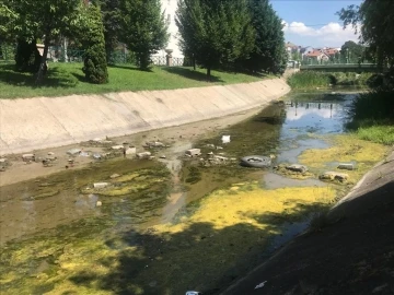 Su çekilince kanaldaki atıklar ortaya çıktı
