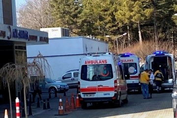 Su taşkınında kontrolden çıkan minibüs devrildi: 6 yaralı