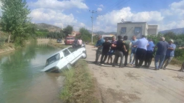 Sulama kanalına düşen otomobili kurtarma operasyonu: Vatandaşlar seferber oldu
