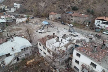 Sular altında kalacak olan Yusufeli’nde yıkım işlemleri hızla devam ediyor
