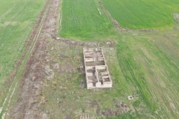 Sular çekildi, eski tren garı gün yüzüne çıktı