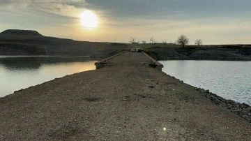 Sular çekilince tarihi köprü gün yüzüne çıktı
