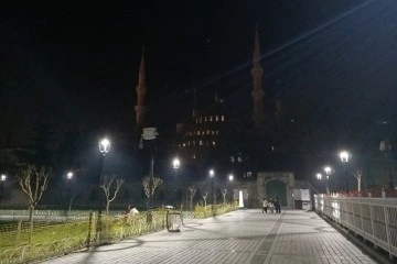 Sultanahmet Camii'nde ışıklar depremde hayatını kaybedenler için söndürüldü