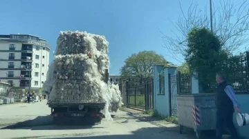 Sultanbeyli’de aşırı yük dolu olan kamyonetin tehlikeli yolculuğu kamerada
