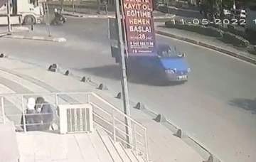 Sultanbeyli’de hafriyat kamyonu yunus polislerine çarptı: 2 polis yaralı
