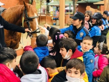 Sultanbeyli’de polis ekiplerinden çocuklara 23 Nisan sürprizi
