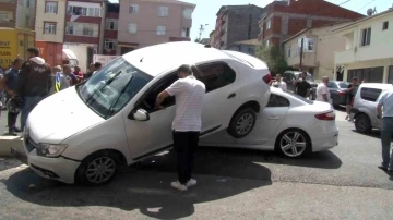 Sultanbeyli’de refüje çıkan aracın altına otomobil girdi: 2 yaralı
