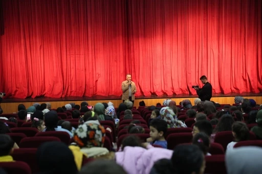 Sultangazi Belediye Başkanı Dursun, tiyatro izleyen çocukların mutluluklarına ortak oldu
