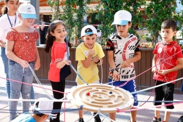 Sultangazi’de çocuklar ’Bilim Firarda’ ile hem eğleniyor hem de öğreniyor
