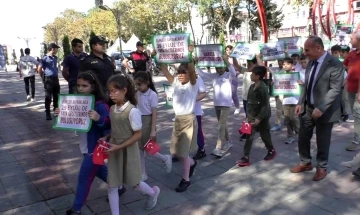 Sultangazi’de çocuklar “Yayalara öncelik duruşu, Hayata saygı duruşu”na için dikkat çekti
