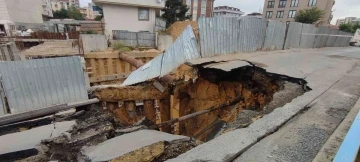 Sultangazi’de  inşaat alanı yanındaki yol çöktü
