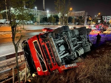 Sultangazi’de karşı şeride geçen hafriyat kamyonu, bariyere çarparak devrildi
