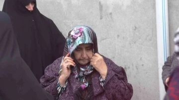 Sultangazi’de korkutan yangın: Yaşlı kadın dumandan etkilendi

