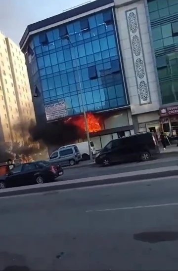 Sultangazi’de tekstil atölyesi alevlere teslim oldu
