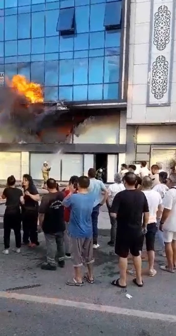 Sultangazi’de tekstil atölyesindeki yangın söndürüldü
