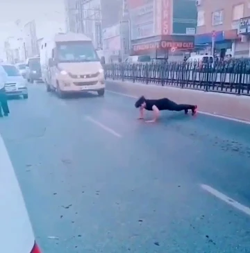 Sultangazi’de yabancı uyruklu şahıs yol ortasında şınav çekti
