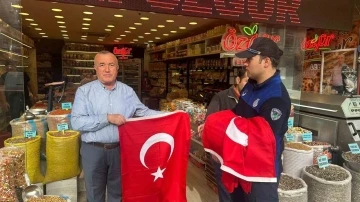 Sungurlu’da esnaf ve vatandaşlara Türk bayrağı dağıtıldı
