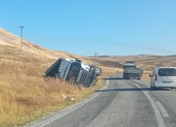 Sungurlu’da soğan yüklü tır devrildi
