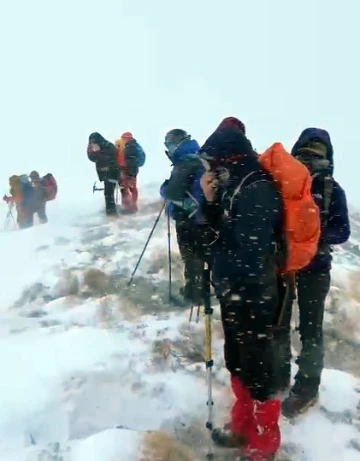 Süphan Dağı’na tırmanan dağcılar tipiye yakalandı
