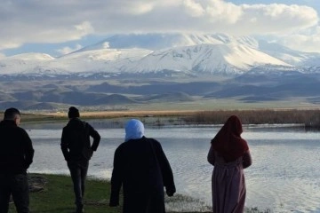 Süphan Dağı nisan ayında beyaza büründü