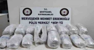 Şüphe üzerine durdurulan araçtan 13 kilo esrar çıktı