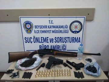 Şüphe üzerine durdurulan otomobilden silah ve mermi çıktı
