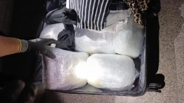Şüpheli yolcunun valizinden 8 kilo uyuşturucu çıktı