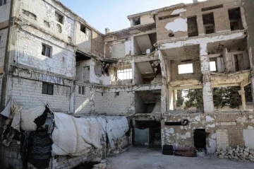 Suriye’de yerinden edilenler yıkılma tehlikesi altındaki binalarda yaşamlarını sürdürmeye çalışıyor
