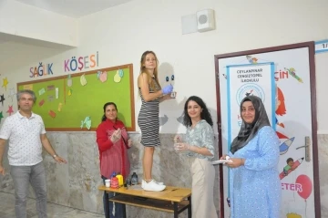 Suriye sınırındaki öğretmenlerin mesaisi okulu boyamakla başladı
