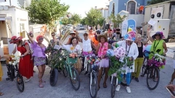 Süslü kadınlar Alaçatı’da pedalladı
