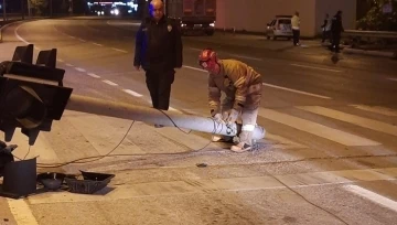 Susurluk’ta açık kalan kamyonun damperi trafik direklerini yerinden söktü
